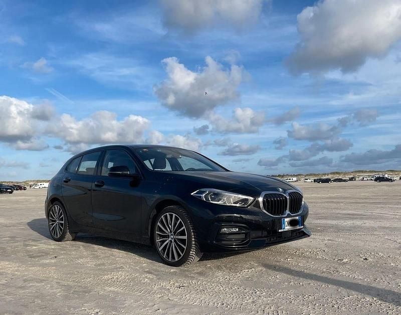 Schwarz Gebraucht 2020 BMW 118 Sport Line Kleinwagen | 25.999 € - Bild 1/4