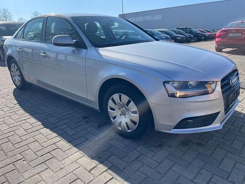 Gebraucht Audi A4 Attraction 120 PS (88 kW) 2012 Eissilber metallic Limousine