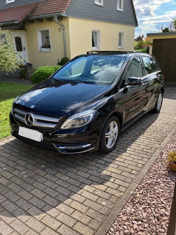 Schwarz Gebraucht 2013 Mercedes B180 Edition 1 Van / Kleinbus | 15.395 € (Fairer Preis) - Bild 1/4