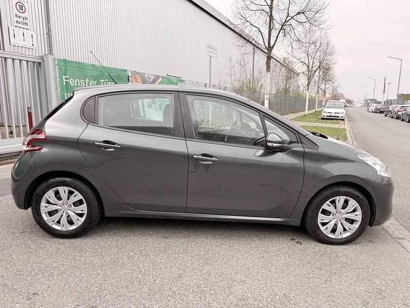 Gebraucht Peugeot 208 Active 82 PS (60 kW) 2015 Gris shark Kleinwagen