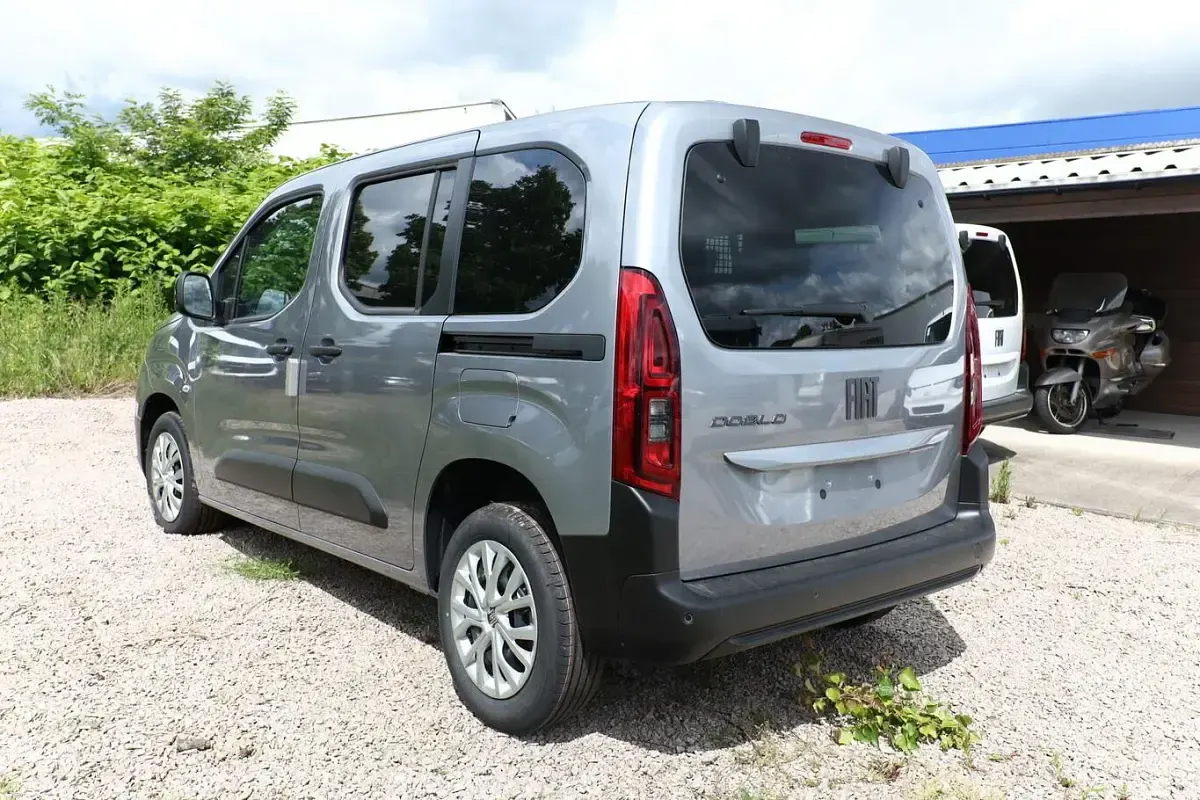 Neu Fiat Doblò 131 PS (96 kW) 2025 Maestro grau metallic Van / Kleinbus