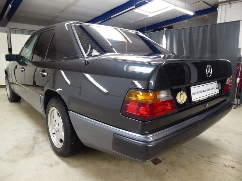 Gebraucht Mercedes E230 132 PS (97 kW) 1990 Schwarz Limousine