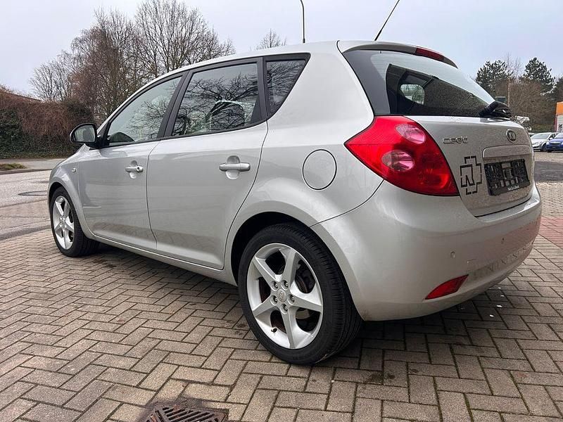 Gebraucht Kia Ceed 143 PS (105 kW) 2009 Silber Kleinwagen