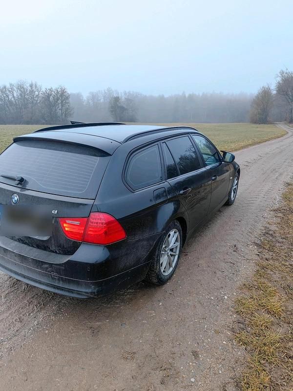 Gebraucht BMW 320 184 PS (135 kW) 2010 Schwarz Limousine