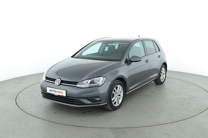 Grau Gebraucht 2017 VW Golf VII Trendline Limousine | 12.980 € (Fairer Preis) - Bild 1/3