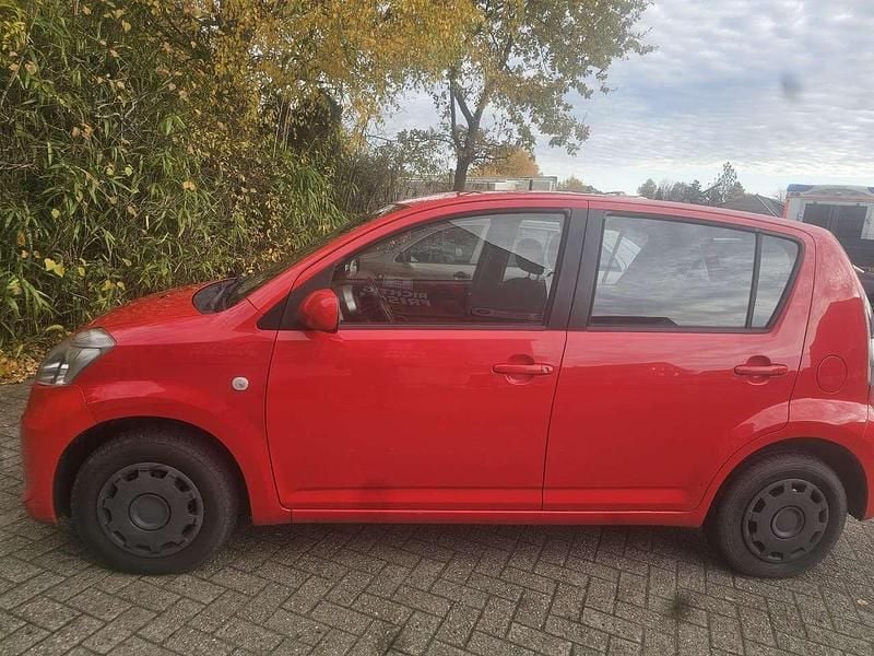 Rot Gebraucht 2010 Toyota Yaris Limousine | 999 € (Superpreis) - Bild 1/4