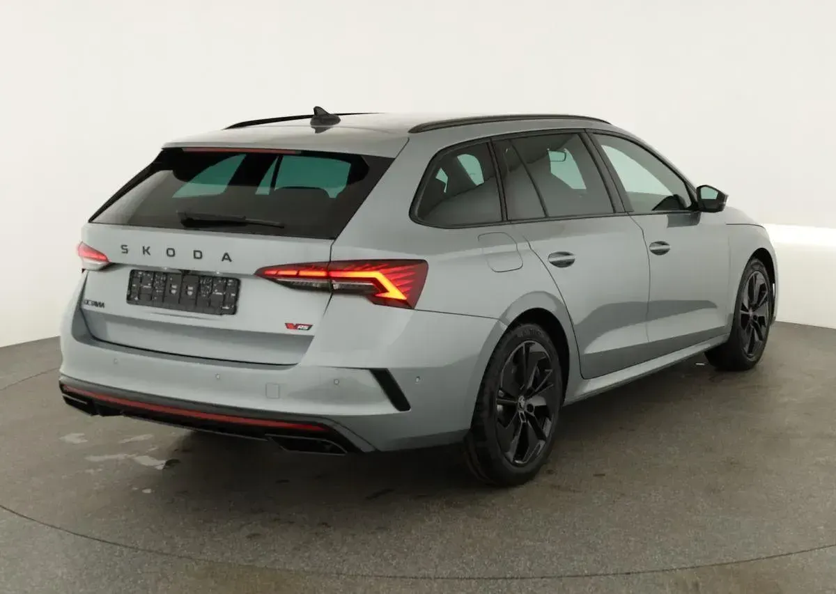 Neu Skoda Octavia RS 265 PS (194 kW) 2026 Smokey diamond silver metallic Kombi