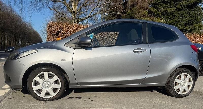 Gebraucht Mazda 2 Inclusive 75 PS (55 kW) 2010 Silber Kleinwagen