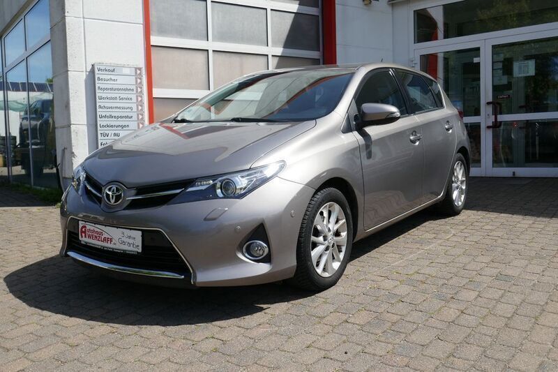 Braun Gebraucht 2013 Toyota Auris Edition Limousine | 10.900 € (Fairer Preis) - Bild 1/4