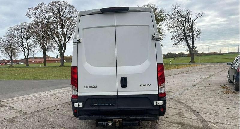 Second-hand Iveco Daily 136 CP (100 kW) 2017 Alb Monovolum