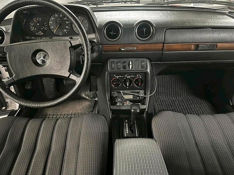 Używany Mercedes E230 136 KM (100 kW) 1982 Srebrny Sedan/Limuzyna