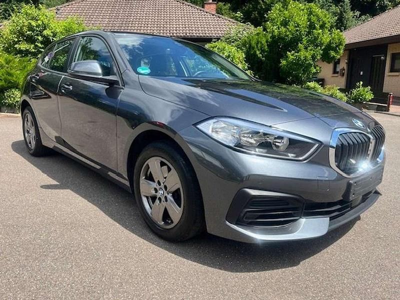 Mineralgrau Gebraucht 2020 BMW 118 Advantage Kleinwagen | 17.500 € (Guter Preis) - Bild 1/4