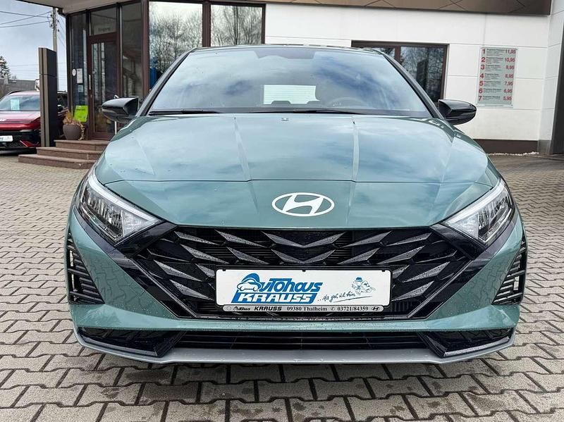 Neu Hyundai i20 Blackline 90 PS (66 kW) 2026 Mangrove green Kleinwagen