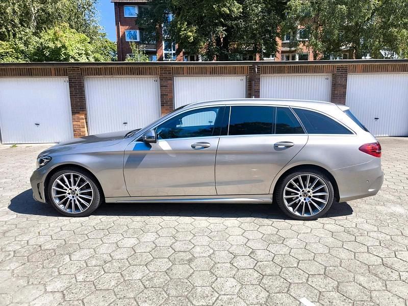 Grau Gebraucht 2020 Mercedes C300 AMG line Kombi | 25.800 € (Fairer Preis) - Bild 1/4