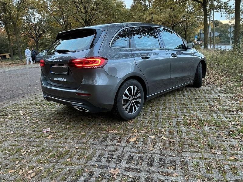Gebraucht Mercedes B200 163 PS (119 kW) 2022 Grau Van / Kleinbus