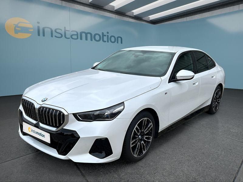 Weiß Gebraucht 2024 BMW 520 M Sport Limousine | 52.399 € (Guter Preis) - Bild 1/4