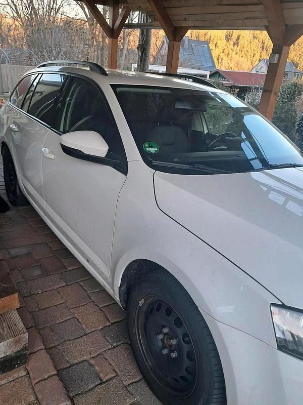 Weiß Gebraucht 2016 Skoda Octavia Ambition Kombi | 11.500 € (Superpreis) - Bild 1/4