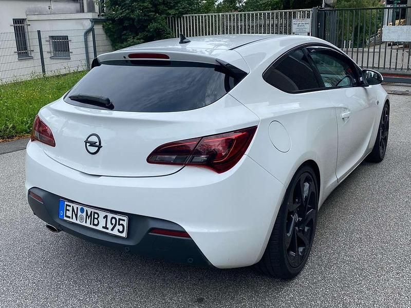 Gebraucht Opel Astra GTC Edition 179 PS (131 kW) 2012 Weiß Limousine