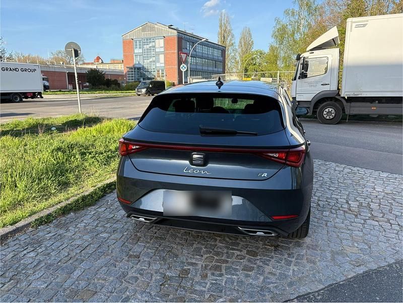 Używany Seat Leon FR 150 KM (110 kW) 2022 Szary Sedan/Limuzyna