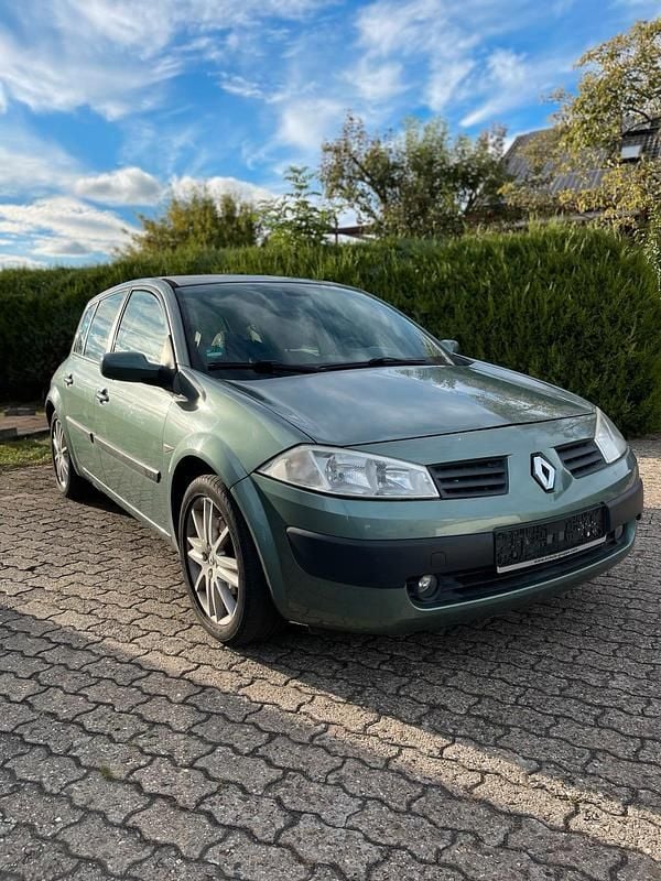 Grün Gebraucht 2005 Renault Mégane II Kleinwagen | 1.890 € (Fairer Preis) - Bild 1/4
