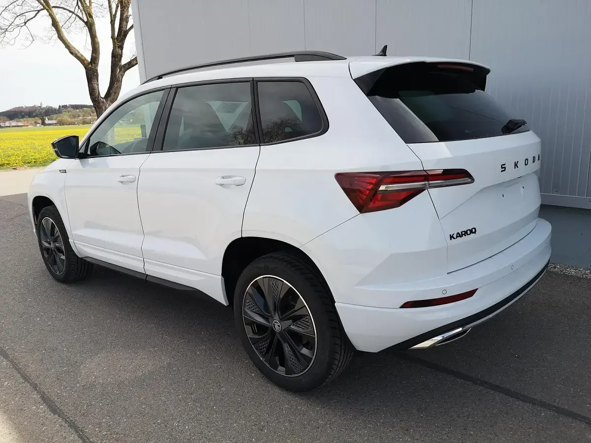 Neu Skoda Karoq SportLine 150 PS (110 kW) 2025 Moonwhite metallic SUV