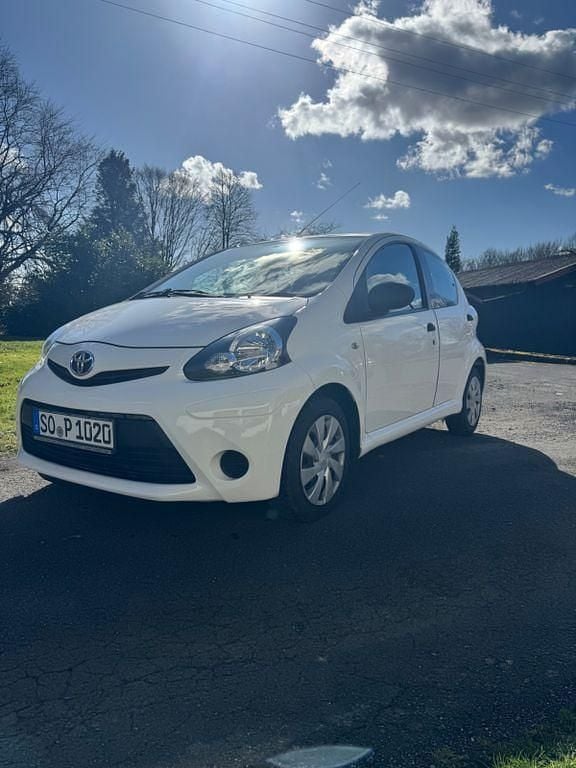 Gebraucht Toyota Aygo 68 PS (50 kW) 2013 Weiß Kleinwagen