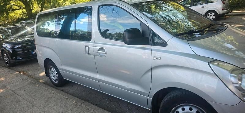 Grau Gebraucht 2009 Hyundai H-1 Van / Kleinbus | 5.700 € (Fairer Preis) - Bild 1/4