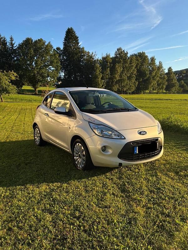 Weiß Gebraucht 2012 Ford Ka Titanium Kleinwagen | 2.500 € (Guter Preis) - Bild 1/4