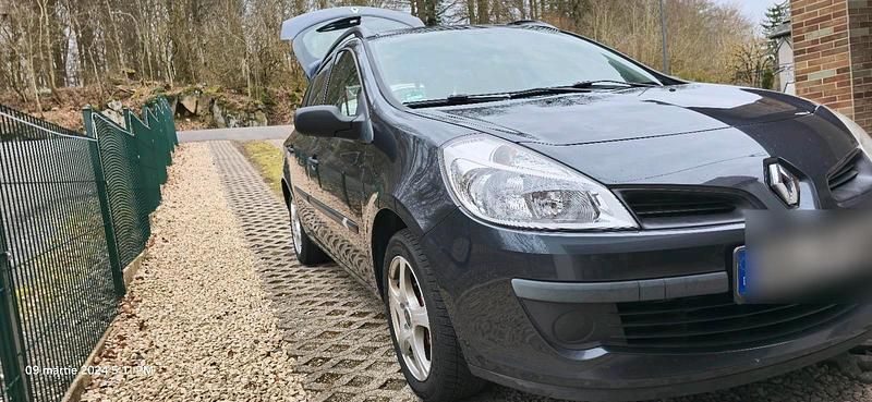 Grau Gebraucht 2008 Renault Clio II Kleinwagen | 2.500 € - Bild 1/4