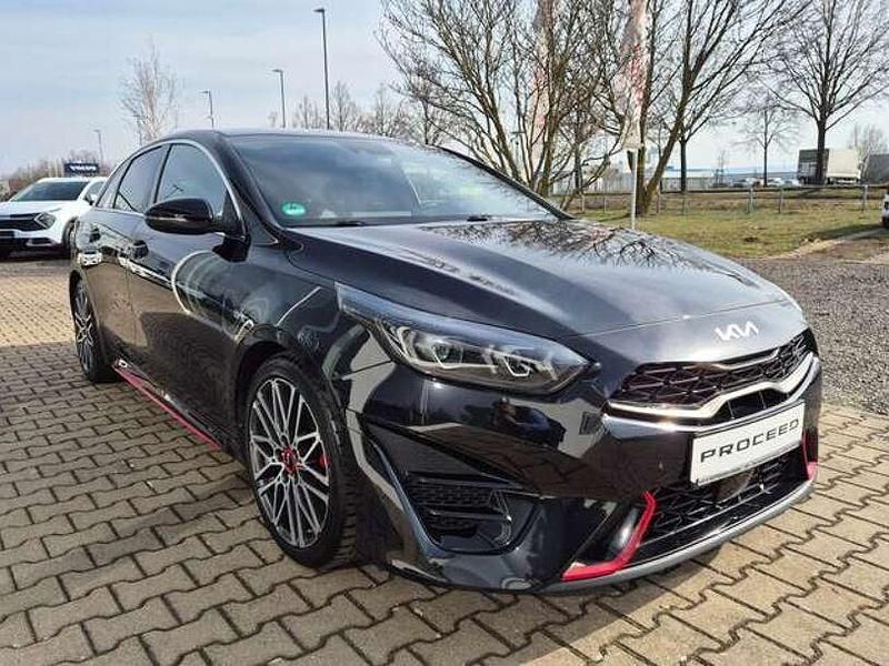 Gebraucht Kia ProCeed Turbo 204 PS (150 kW) 2022 (1k) zilinaschwarz met. (metallic) Kombi