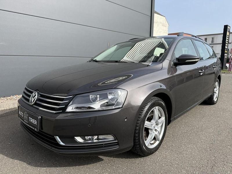 Second-hand VW Passat Trendline 140 CP (102 kW) 2011 Gri Berlinǎ