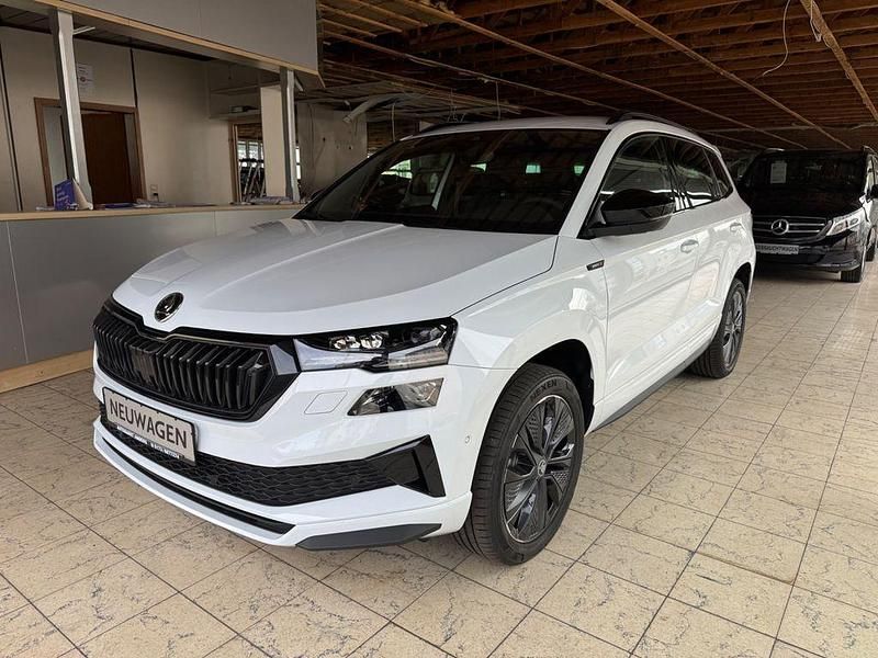 Moonweiss metallic Neu 2025 Skoda Karoq SportLine SUV | 37.490 € (Fairer Preis) - Bild 1/4