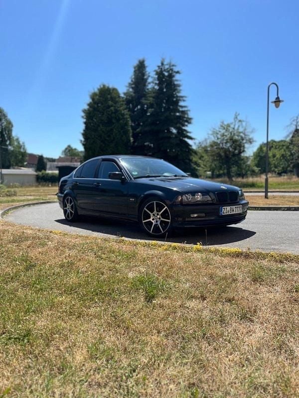 Schwarz Gebraucht 2001 BMW 320 Limousine | 2.500 € (Fairer Preis) - Bild 1/4