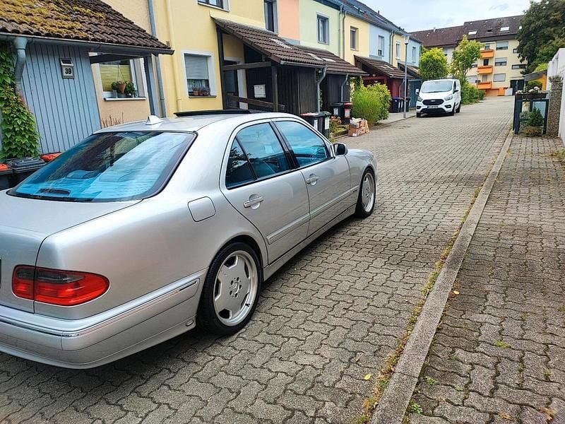 Silber Gebraucht 1999 Mercedes E430 Avantgarde Limousine | 10.555 € - Bild 1/4