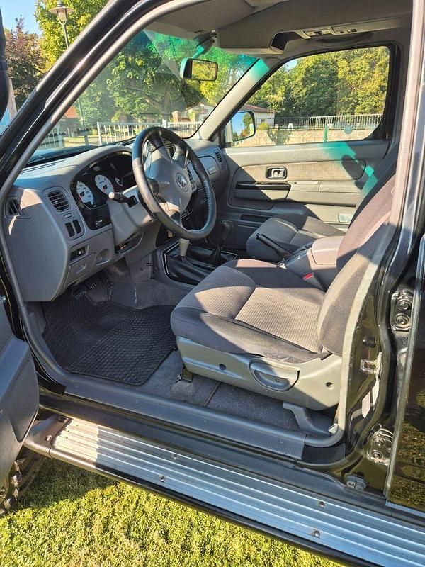 Second-hand Nissan Frontier 133 CP (97 kW) 2011 Negru Pickup