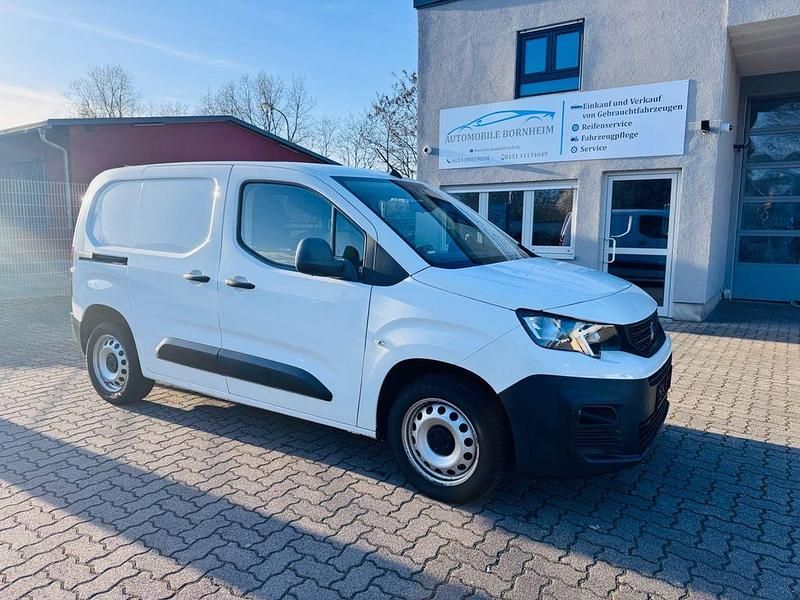 Gebraucht Peugeot Partner Premium 131 PS (96 kW) 2019 Weiß Van / Kleinbus