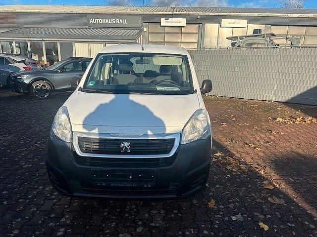Weiß Gebraucht 2017 Peugeot Partner Tepee Active Van / Kleinbus | 7.990 € (Guter Preis) - Bild 1/4