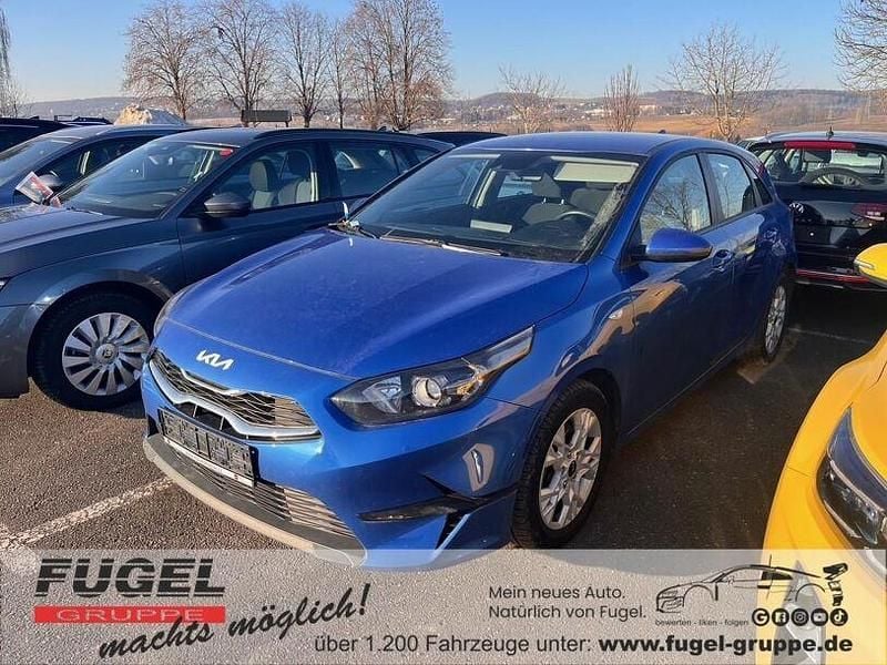 Blue flame met. Gebraucht 2023 Kia Ceed Play Kleinwagen | 18.699 € (Guter Preis) - Bild 1/4