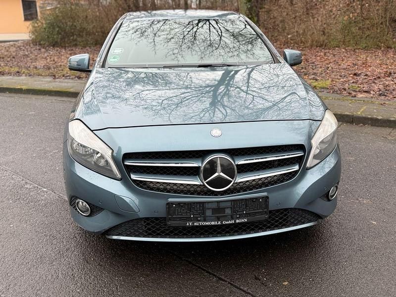 Gebraucht Mercedes A180 122 PS (89 kW) 2013 Blau Limousine