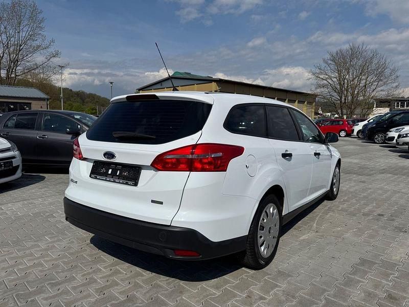 Używany Ford Focus Ambiente 101 KM (74 kW) 2015 Biały Sedan/Limuzyna