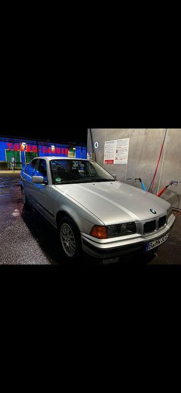 Silber Gebraucht 1996 BMW 318 Limousine | 4.000 € (Fairer Preis) - Bild 1/4