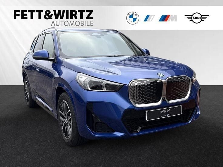 Portimao blau metallic Gebraucht 2025 BMW iX1 M Sport SUV | 49.390 € (Teuer) - Bild 1/3