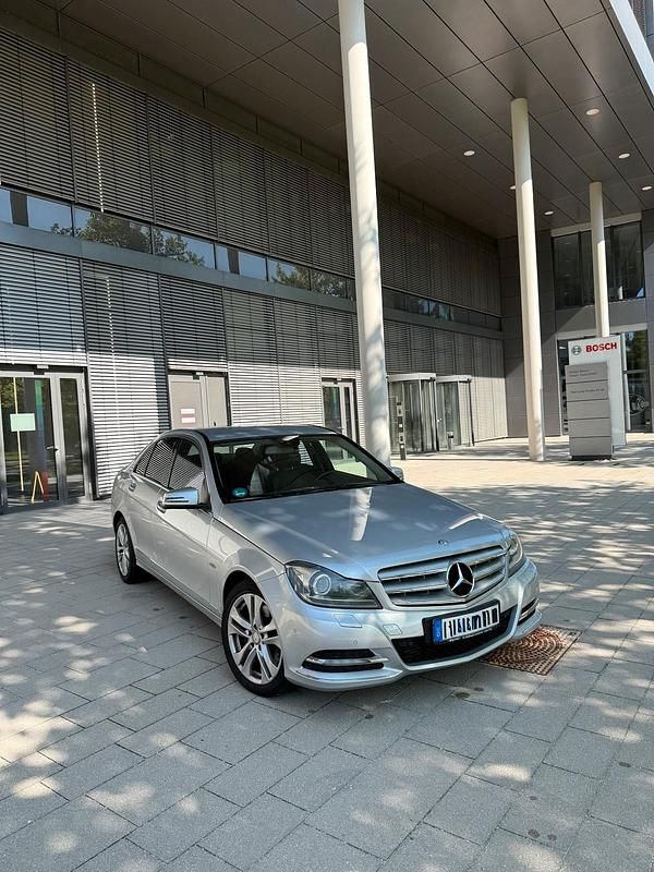 Silber Gebraucht 2011 Mercedes C300 Limousine | 9.900 € (Etwas zu teuer) - Bild 1/4