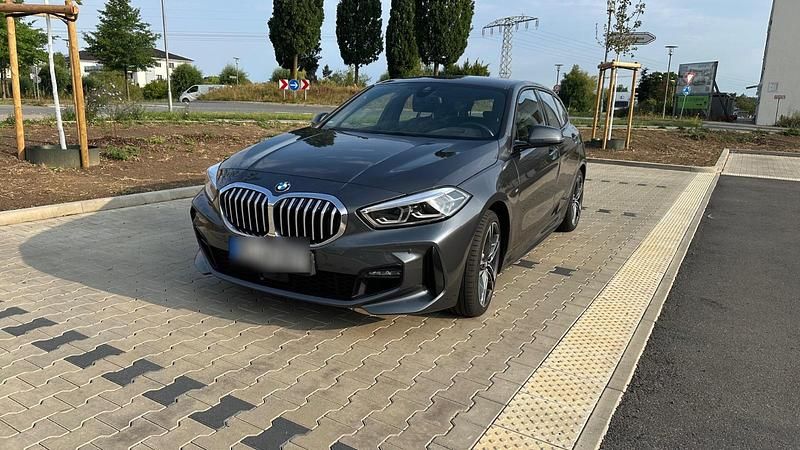Grau Gebraucht 2020 BMW 120 M Sport Kleinwagen | 22.490 € (Fairer Preis) - Bild 1/4