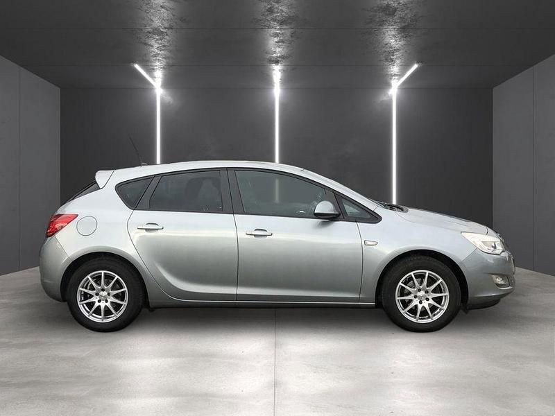 Silber Gebraucht 2012 Opel Astra Design Edition Limousine | 3.490 € (Superpreis) - Bild 1/4