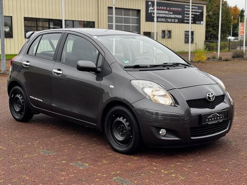 Grau Gebraucht 2011 Toyota Yaris Cool Limousine | 4.900 € (Fairer Preis) - Bild 1/4