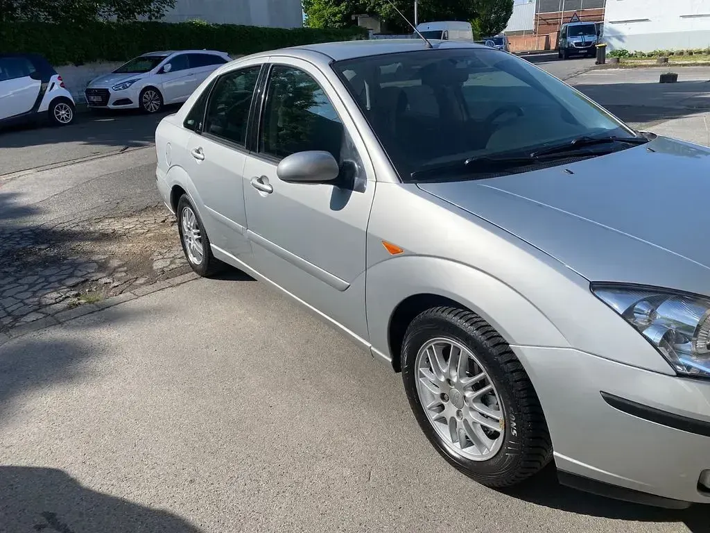 Gebraucht Ford Focus Ghia 101 PS (74 kW) 2001 Silber Limousine