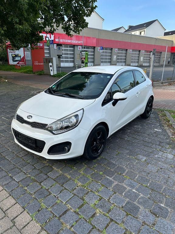 Weiß Gebraucht 2012 Kia Rio Spirit Kleinwagen | 5.490 € (Fairer Preis) - Bild 1/4