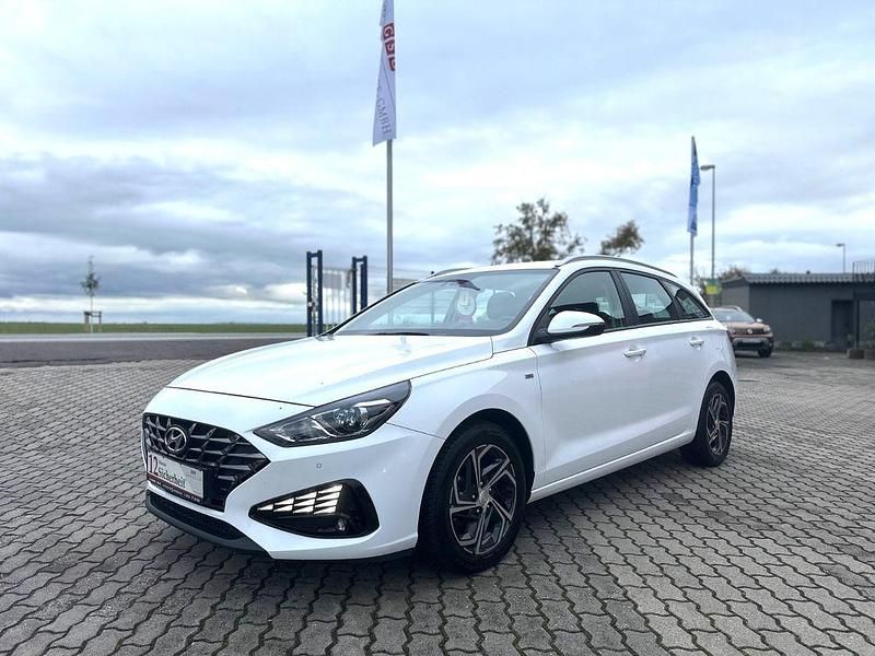 Weiß Gebraucht 2022 Hyundai i30 Trend Kombi | 20.999 € (Fairer Preis) - Bild 1/4