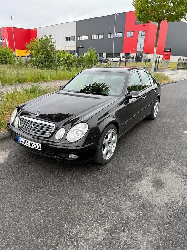 Schwarz Gebraucht 2003 Mercedes E220 Limousine | 3.900 € (Fairer Preis) - Bild 1/4